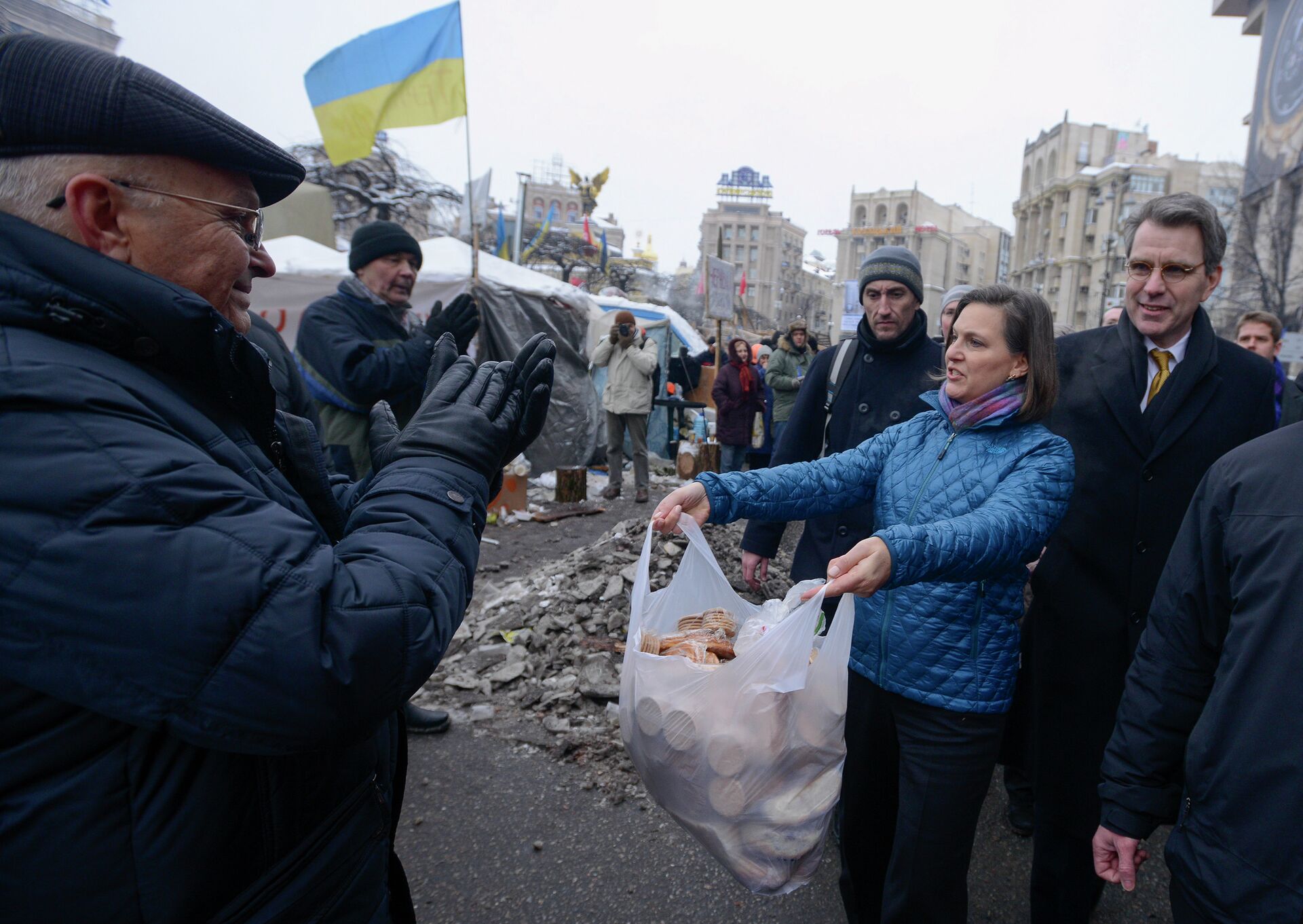 A vice-secretária de Estado dos EUA para Assuntos Europeus e Eurasiáticos, Victoria Nuland, e o embaixador na Ucrânia, Geoffrey Pyatt, oferecendo biscoitos e conselhos políticos (nos bastidores) aos ativistas ucranianos de Maidan e seus líderes. - Sputnik Brasil, 1920, 21.11.2024