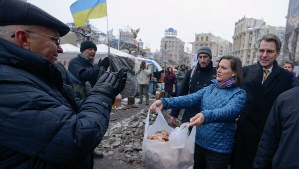 A subsecretária de Estado norte-americano Victoria Nuland e o embaixador dos EUA na Ucrânia Geoffrey Pyatt oferecendo biscoitos aos ativistas pró-europeus na praça da Independência em Kiev - Sputnik Brasil