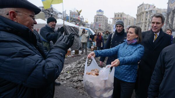 A subsecretária de Estado norte-americano Victoria Nuland e o embaixador dos EUA na Ucrânia Geoffrey Pyatt oferecendo biscoitos aos ativistas pró-europeus na praça da Independência em Kiev - Sputnik Brasil