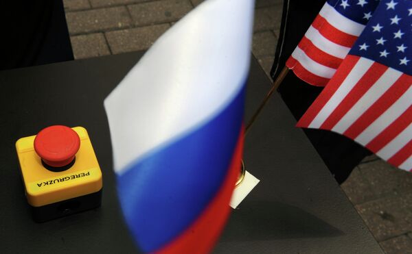 O simbólico botão de reset apresentado ao Ministro das Relações Exteriores russo Sergei Lavrov pela ex-secretária de Estado dos EUA Hillary Clinton. - Sputnik Brasil