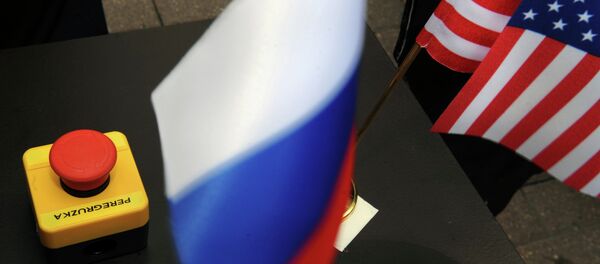 O simbólico botão de reset apresentado ao Ministro das Relações Exteriores russo Sergei Lavrov pela ex-secretária de Estado dos EUA Hillary Clinton. O simbólico botão de reset apresentado ao Ministro das Relações Exteriores russo Sergei Lavrov pela ex-secretária de Estado dos EUA Hillary Clinton. - Sputnik Brasil