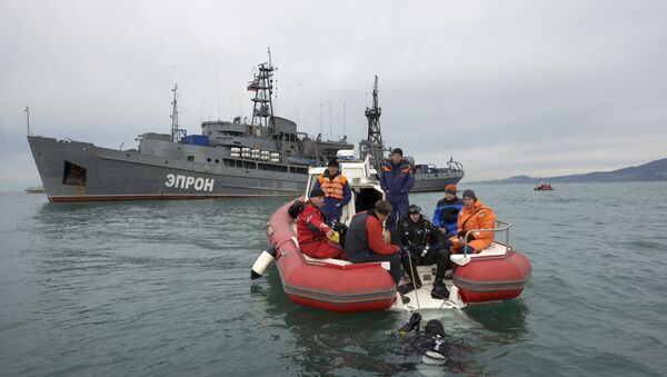 Mergulhadores do Ministério das Situações de Emergência russo preparam-se para buscar os destroços do avião no Mar Negro, ao largo de Sochi, Rússia, 27 de dezembro de 2016 - Sputnik Brasil