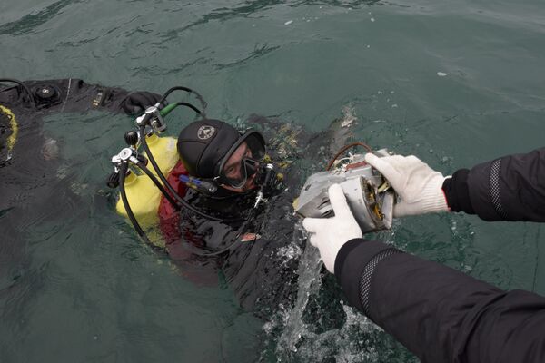Mergulhadores do Ministério das Situações de Emergência russo preparam-se para buscar os destroços do avião no Mar Negro, ao largo de Sochi, Rússia, 27 de dezembro de 2016 - Sputnik Brasil