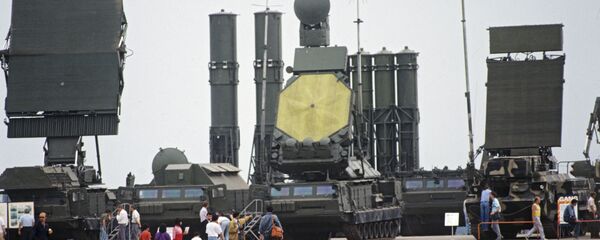 Exposição com sistema de mísseis antiaéreos S-300 - Sputnik Brasil