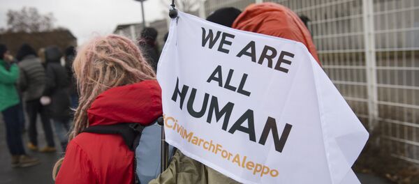 Os participantes da Marcha Civil para Aleppo partiram de um campo de refugiados com bandeiras brancas nas mãos - Sputnik Brasil