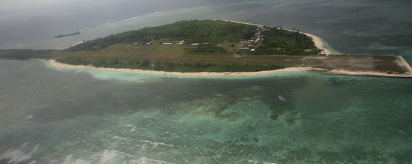 Ilha artificial da China perto das ilhas disputadas Spratly - Sputnik Brasil