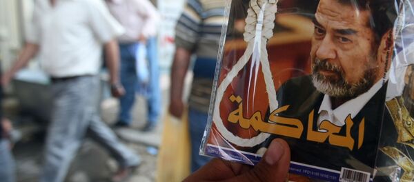 Um vendedor mostra um CD sobre o julgamento do ex-presidente iraquiano Saddam Hussein na capital iraquiana, Bagdá, em 9 de abril de 2012 - Sputnik Brasil