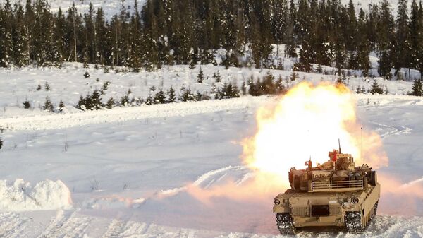O tanque norte-americano Abrams dispara do seu canhão principal durante as manobras em Noruega, em 18 de fevereiro de 2016 - Sputnik Brasil
