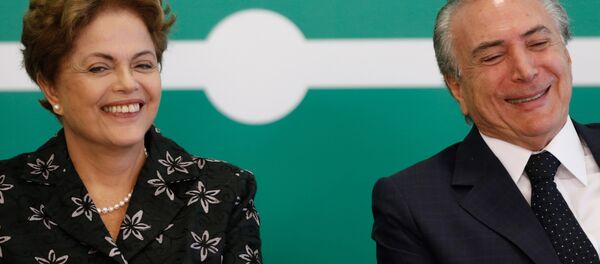 Dilma Rousseff está sorrindo ao lado de Michel Temer. 19, março, 2015 - Sputnik Brasil