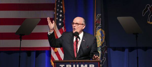 Former New York City Mayor Rudy Giuliani addresses a gathering at a campaign rally for Republican presidential candidate Donald Trump Monday, Nov. 7, 2016, in Scranton, Pa - Sputnik Brasil