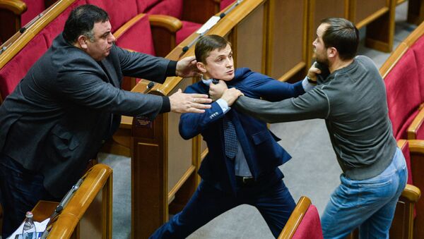 Briga entre deputados ucranianos em sessão da Suprema Rada (Parlamento ucraniano) - Sputnik Brasil