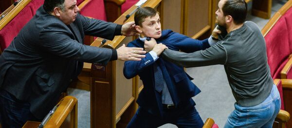Briga entre deputados ucranianos em sessão da Suprema Rada (Parlamento ucraniano) - Sputnik Brasil