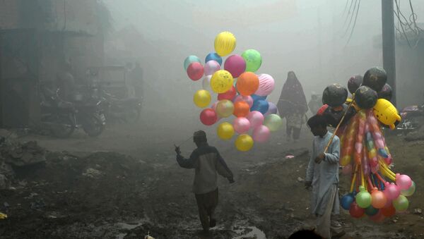 Vendedor de balões no Paquistão - Sputnik Brasil