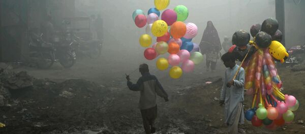 Vendedor de balões no Paquistão - Sputnik Brasil