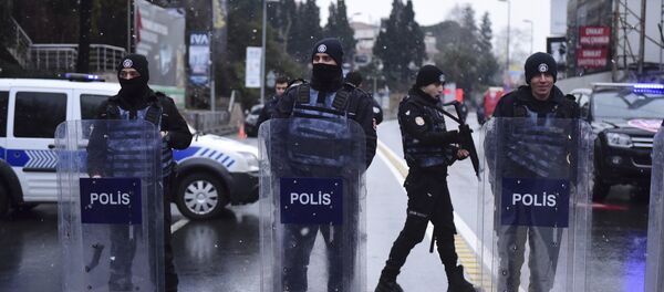 Polícia turca cerca o local do atentado em Istambul, Turquia, 1 de janeiro de 2017 - Sputnik Brasil