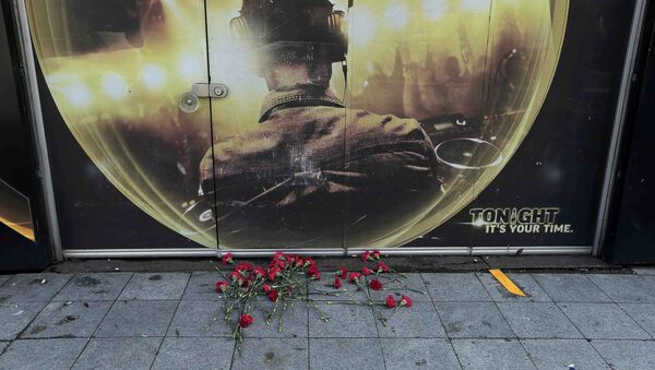 Habitantes de Istambul deixam flores em frente à boate Reina, palco de um grande ataque terrorista neste primeiro dia de 2017 - Sputnik Brasil