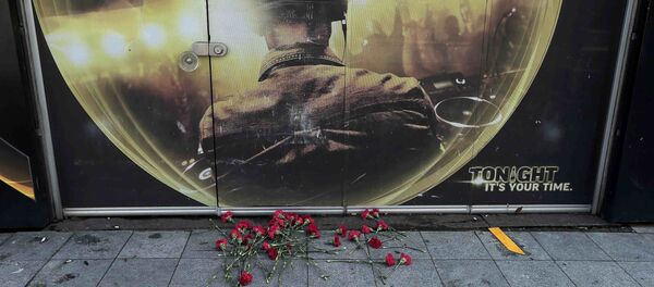 Habitantes de Istambul deixam flores em frente à boate Reina, palco de um grande ataque terrorista neste primeiro dia de 2017 - Sputnik Brasil