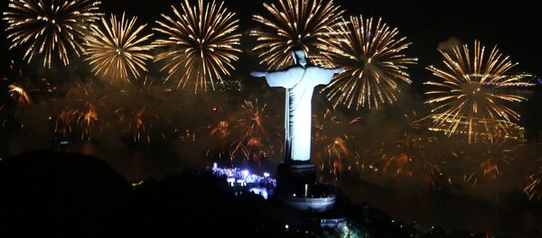 Festival de fogos de artifício visto de trás do Cristo Redentor, grande símbolo do Rio de Janeiro - Sputnik Brasil