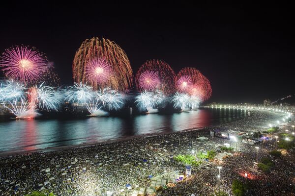 Multidão se reúne na praia para assistir à queima de fogos de Copacabana - Sputnik Brasil