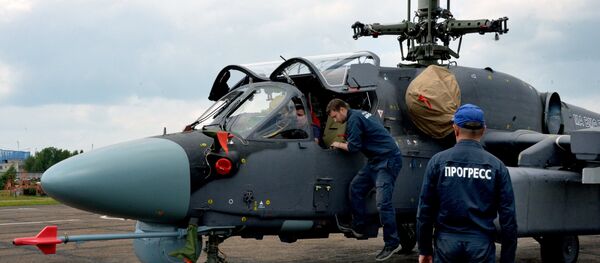 Técnicos perto do helicóptero Ka-52K Katran na fábrica da empresa aérea Progress na região de Primorie (Extremo Oriente da Rússia) Técnicos perto do helicóptero Ka-52K Katran na fábrica da empresa aérea Progress na região de Primorie (Extremo Oriente da Rússia) - Sputnik Brasil