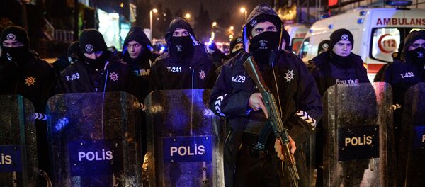 Polícia turca bloqueia caminho ao local do ataque ocorrido na boate em Istambul, 1 de janeiro de 2016 - Sputnik Brasil