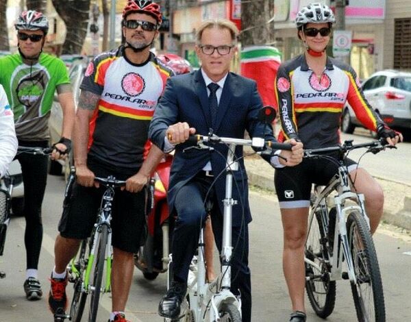 Sérgio Meneguelli chegou para a posse de bicicleta  - Sputnik Brasil
