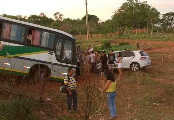 Carro do prefeito eleito de Santana, Chico Borges bateu de frente com um ônibus  - Sputnik Brasil