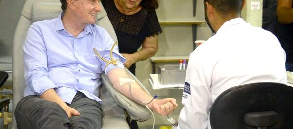 Marcelo Crivella, doa sangue durante visita ao Instituto Estadual de Hematologia (Hemorio) - Sputnik Brasil