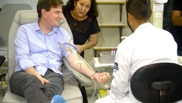 Marcelo Crivella, doa sangue durante visita ao Instituto Estadual de Hematologia (Hemorio) - Sputnik Brasil