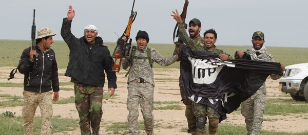 Membros das Forças de Mobilização Popular capturam bandeira do Daesh durante confrontos para retomar territórios de Samarra controlados por terroristas, 3 de março de 2016 - Sputnik Brasil