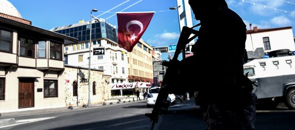 Um policial no local do ato terrorista na boate Reina - Sputnik Brasil