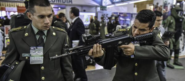 Um policial colombiano com feito na Colômbia desenhado em Israel rifle de assalto ACE durante a exposição Expodefence Fair 2015 (30 de novembro de 2015) - Sputnik Brasil