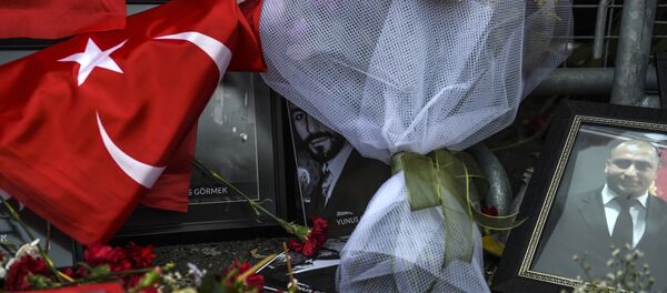 Flores em frente da boate Reina em Istambul. 3 de janeiro de 2017 - Sputnik Brasil