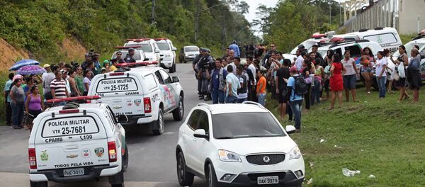 Familiares de detentos se reúnem em frente à penitenciária em Manaus - Sputnik Brasil
