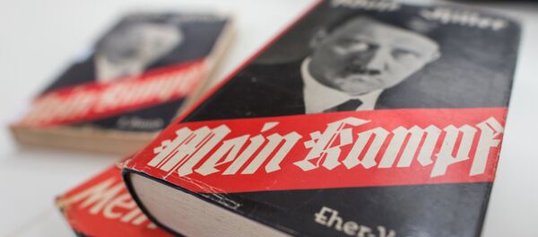 Different editions of Adolf Hitler's Mein Kampf are on display at the Institute for Contemporary History in Munich - Sputnik Brasil