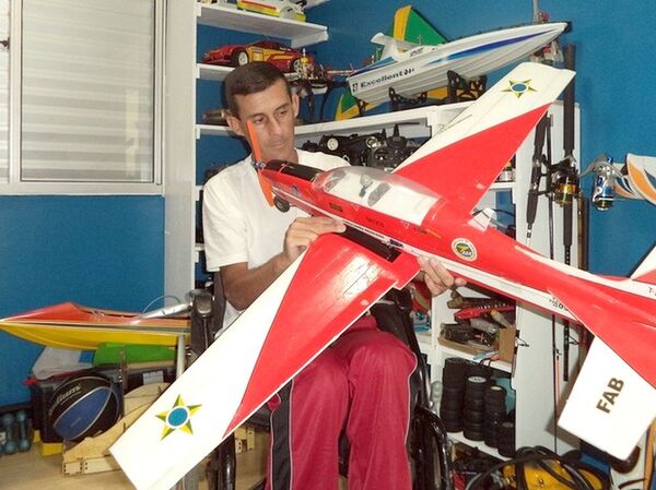 Vítima de assalto, homem supera tetraplegia, pilota moto e sonha em ser paratleta - Sputnik Brasil