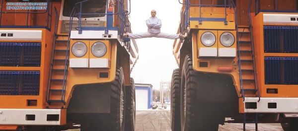 Espacate entre caminhões de Van Damme é recriada por bielorrusso - Sputnik Brasil