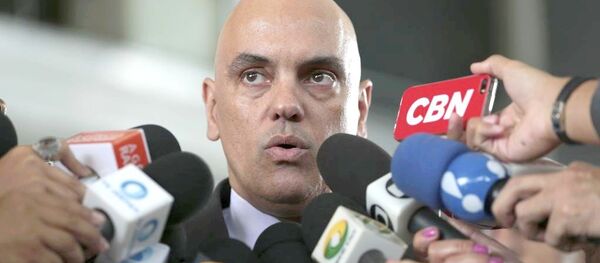 O ministro da Justiça, Alexandre de Moraes, fala à imprensa após reunião com a presidente do STF, Cármen Lúcia O ministro da Justiça, Alexandre de Moraes, fala à imprensa após reunião com a presidente do STF, Cármen Lúcia - Sputnik Brasil