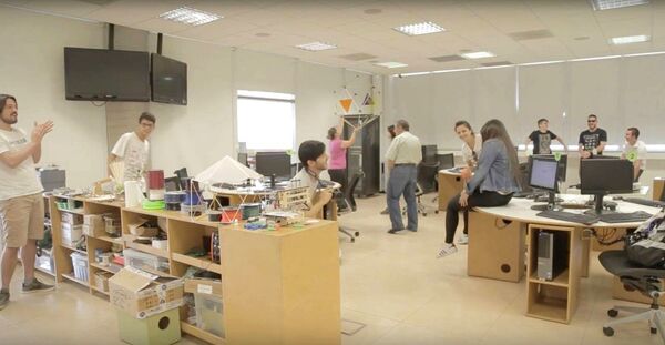 Os alunos fazem o Mannequin Challenge, ficar imóvel enquanto a câmera faz um passeio na cena - Sputnik Brasil