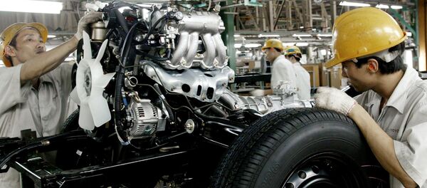 Workers assemble a vehicle at a Toyota motor plant in Vinh Phuc (File) - Sputnik Brasil