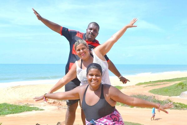 Júlia Paiva, Monique Cleto e Raphael Paiva  passeando em Maceió - Sputnik Brasil
