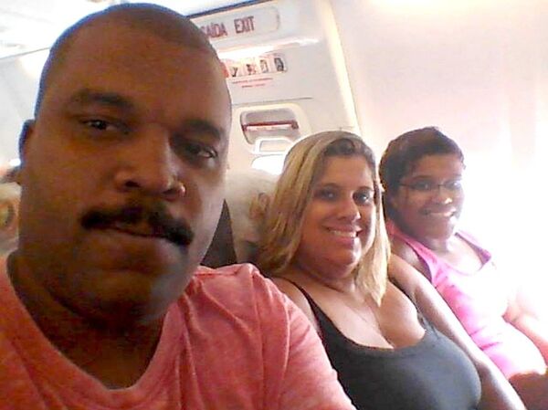 Com o cofrinho de moedas a família teve a oportunidade de viajar de avião pela primeira vez - Sputnik Brasil