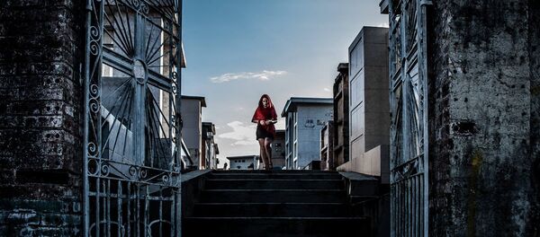 Cada canto do cemitério foi usado como cenário para contar a história da Viúva Negra - Sputnik Brasil