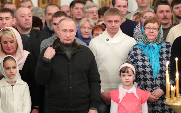 Presidente russo, Vladimir Putin, celebrou o Natal no Mosteiro de São Jorge na região da cidade russa de Veliky Novgorod. - Sputnik Brasil
