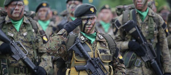 Soldados participando da cerimônia de comemoração dos 79 anos das Forças Armadas das Filipinas, no Camp Aguinaldo, Cidade Quezon, em 18 de dezembro de 2014 - Sputnik Brasil
