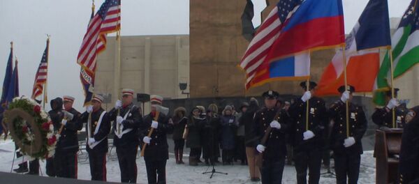 Americanos cantam hino da Rússia em homenagem às vitimas do acidente com Tu-154 - Sputnik Brasil