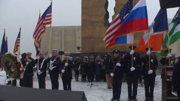 Americanos cantam hino da Rússia em homenagem às vitimas do acidente com Tu-154 - Sputnik Brasil