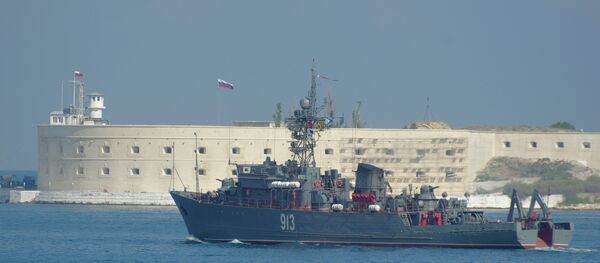 Navio caça-minas russo Kovrovets perto do porto de Sevastopol - Sputnik Brasil
