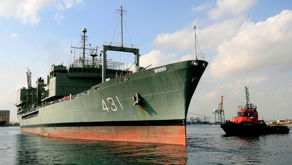 Navio de abastecimento iraniano Kharq no porto do Sudão, outubro de 2012 - Sputnik Brasil