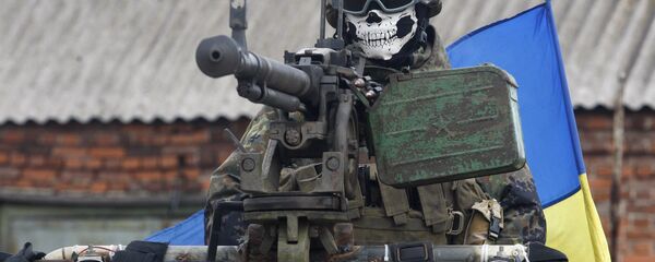 Soldado ucraniano dirigindo um veículo blindado de transporte na região de Donetsk, na Ucrânia - Sputnik Brasil